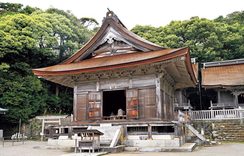 入母屋造りの拝殿は1653年建立。国指定重要文化財。