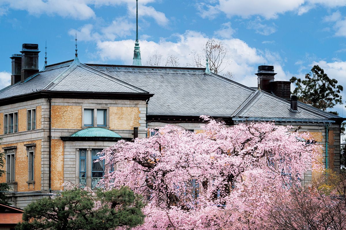 円山の名桜を館内から独り占め。京都・東山のホテル長楽館
