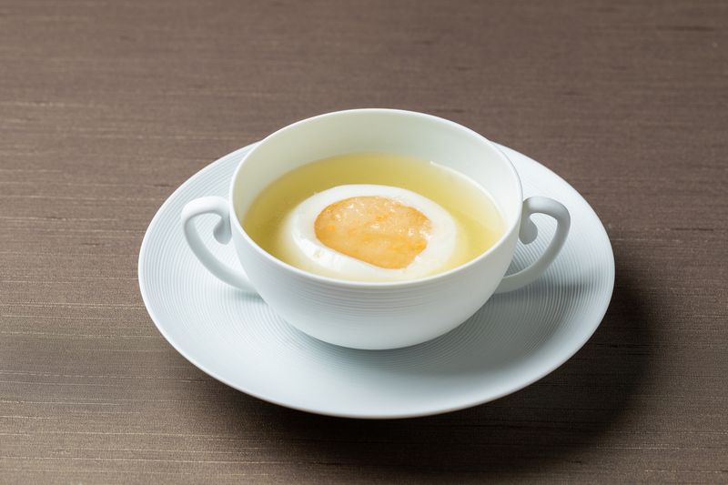 「植物燕の巣入り スジアラ団子の蒸しスープ」 。