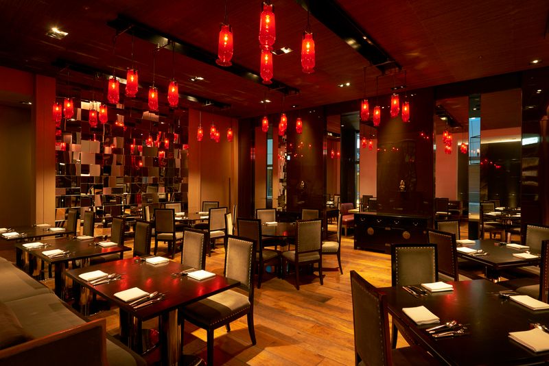 本フェアの舞台となる「チャイナルーム」。深紅をテーマに、邸宅のような温かみある空間が広がる。