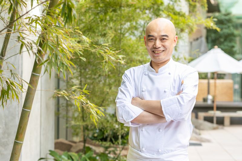 中国国内のハイアットで20年以上にわたり研鑽を積んできた、ジミー・ウェイ氏。2018年の国際料理大会「Le Cordon Bleu Global Gourmet Chef Par Excellence Culinary Competition」で最高位を獲得し、2024年には中国版「Forbes」が選ぶ注目の30人のシェフにも選出された。本フェアに先駆けて来日し、「チャイナルーム」のシェフたちにレシピを伝授しました。
