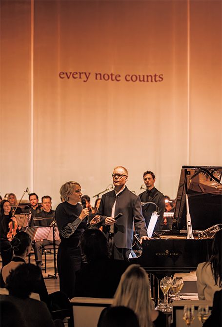 演奏後に並ぶマックス・リヒター氏（右）とジュリー・カヴィル氏。「every note counts（すべての音に意味がある）」は、クリュッグが音楽家と 協働し、表現してきた取り組みの一つ。