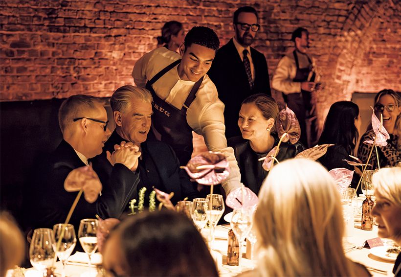 演奏会の余韻に包まれたまま2階のディナー会場へ。『007』でジェームズ・ボンドを演じた俳優ピアース・ブロスナン氏も同席。英国王室よりMBEを受勲したアダム・ハンドリング氏の特別な料理が供された。