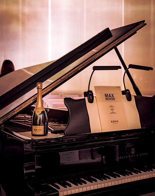 マックス・リヒター氏は、クリュ ッグ クロ・ダンボネ 2008のため に「Clarity」、クリュッグ 2008 に「Ensemble」、写真のクリュ ッグ グランド・キュヴェ 164 エ ディションに「Sinfonia」という 3つのオリジナル楽曲を制作した。