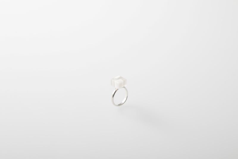 「nougat(リング)」（12万1000円）。水晶×ホワイトカルセドニー、シルバー。2色展開。