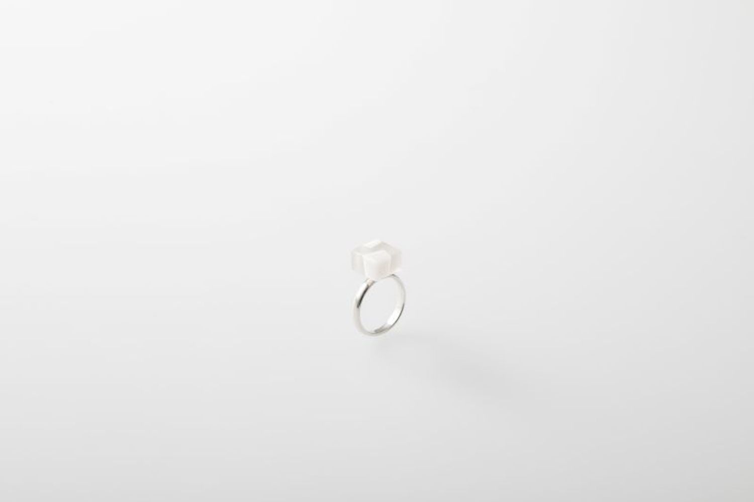 「nougat(リング)」（12万1000円）。水晶×ホワイトカルセドニー、シルバー。2色展開。