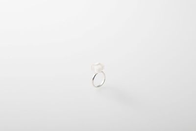 「nougat(リング)」（12万1000円）。水晶×ホワイトカルセドニー、シルバー。2色展開。