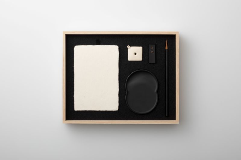 「甲斐雨端硯 硯一式 日月硯」は予定価格6万6000円。