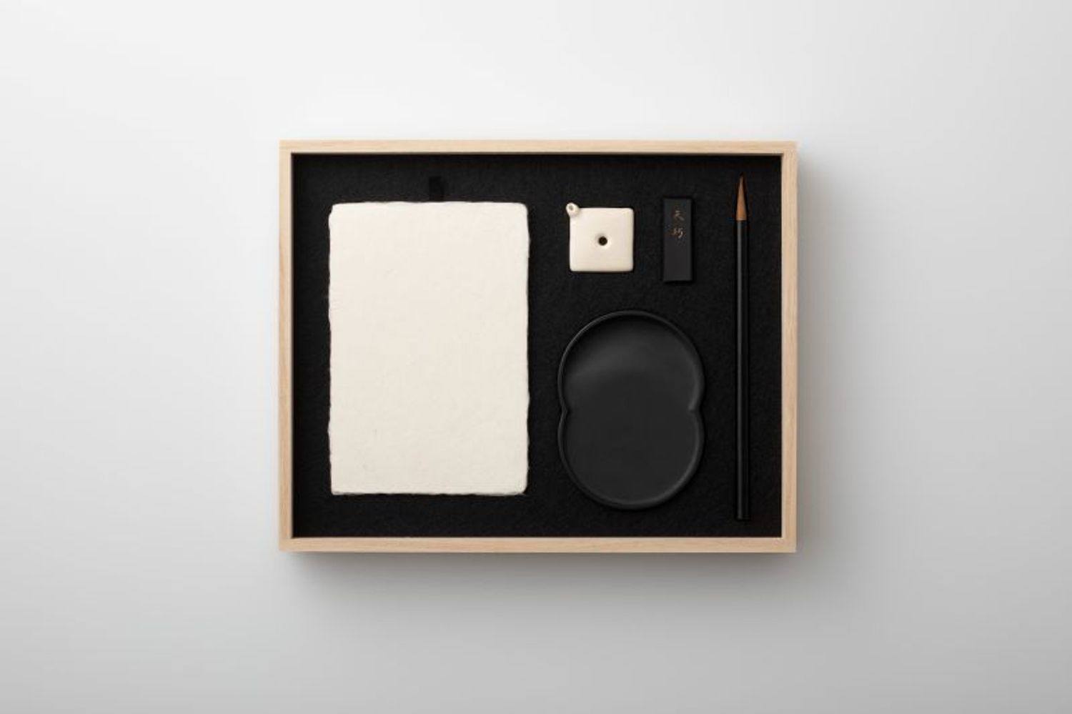 「甲斐雨端硯 硯一式 日月硯」は予定価格6万6000円。