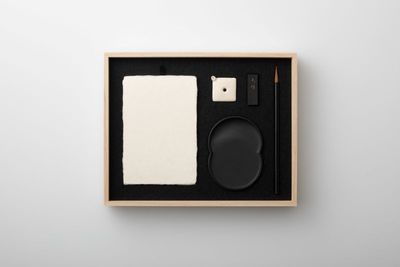 「甲斐雨端硯 硯一式 日月硯」は予定価格6万6000円。