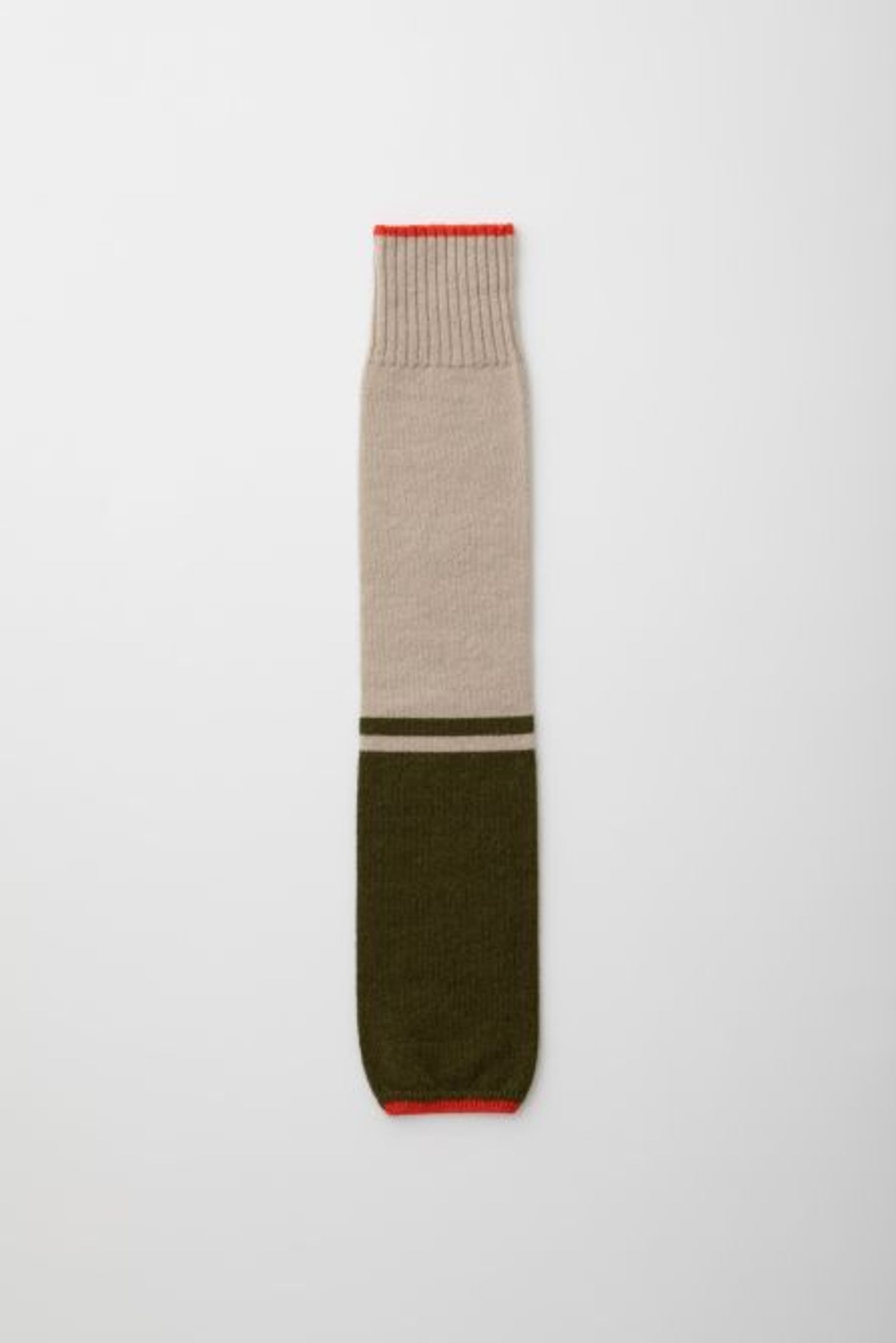 「レッグウォーマー ライトグレー×カーキ×バーミリオン」（1万9800円）。