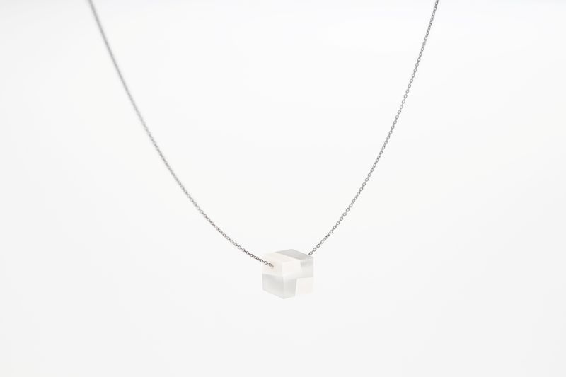 「nougat(ネックレス)」(12万1000円)。水晶、ホワイトカルセドニー、シルバー。2色展開。