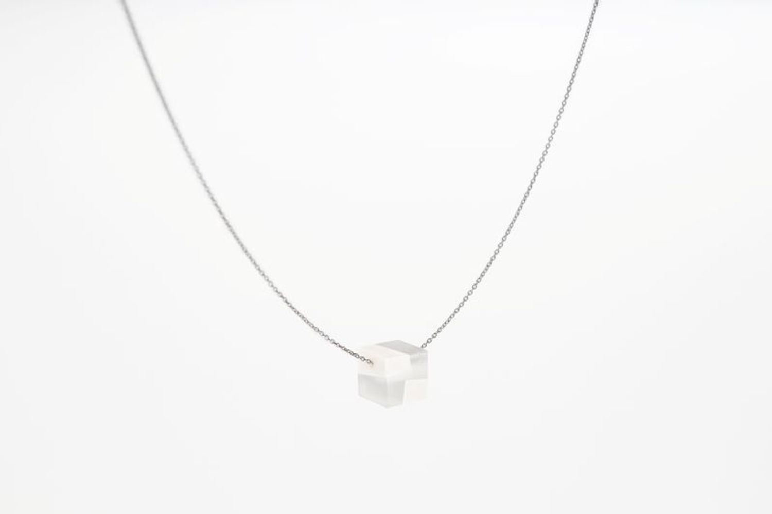 「nougat(ネックレス)」（12万1000円）。水晶、ホワイトカルセドニー、シルバー。2色展開。