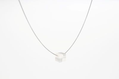 「nougat(ネックレス)」（12万1000円）。水晶、ホワイトカルセドニー、シルバー。2色展開。