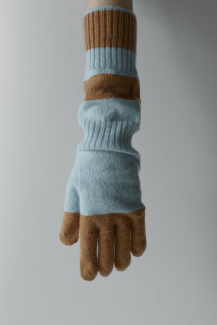 「グローブ ペールブルー×ブラウン(1万9800円)」。優しいアイスブルーとブラウンが、シンプルなグローブにリズムを与えている。高度な切り返しの技術にも注目したい。