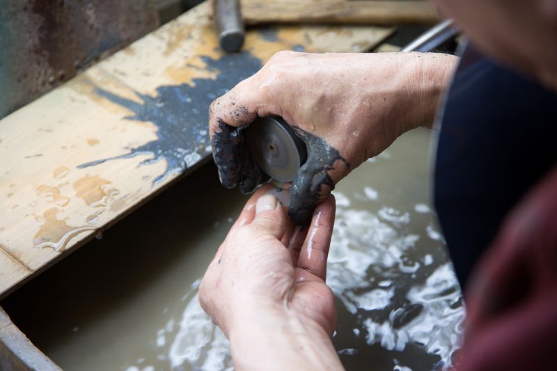 機械では再現できない技術で、少しずつ手作業で貴石を削っていく。