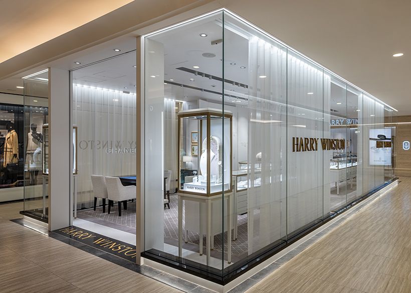 ハリー・ウィンストン阪急梅田店「ザ・ワールド」。