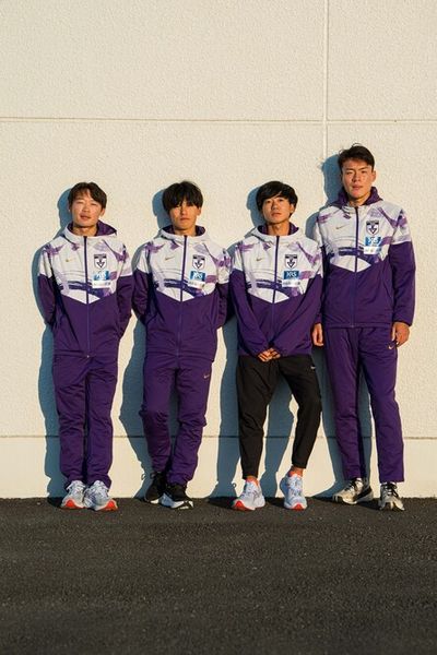 夕陽が差すグラウンドにて。『家庭画報』2026年2月号でご紹介した爽やか笑顔バージョンを撮った後、鍋島カメラマンの「ちょっとアンニュイな感じもやってみよう」との無茶振り（笑）で撮影した、街角スナップ風アンニュイバージョン。右から佐藤圭汰選手、伊藤蒼唯選手、山川拓馬主将、帰山侑大副主将。