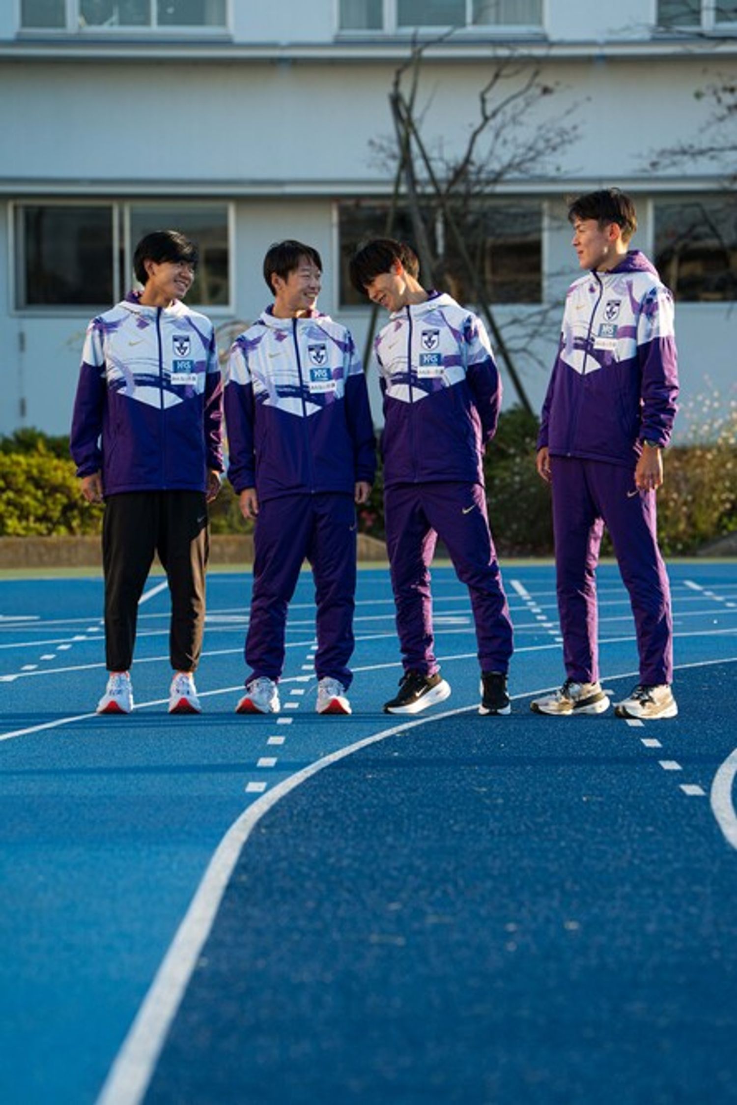 続いて、グラウンドでの撮影中。悪巧み中？にも見える山川主将と帰山副主将。何をしていても、楽しそうな4人だった。