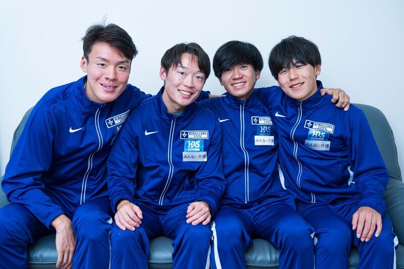 右から山川拓馬主将、伊藤蒼唯選手、帰山侑大副主将、佐藤圭汰選手。