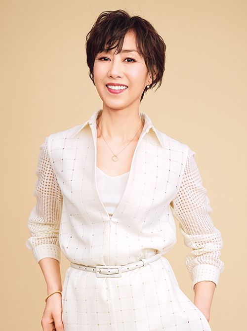 トップス（参考商品）／アクリス（アクリス ジャパン）　イヤリング8万8000円／ペルラジオーネ　ブレスレット176万円／ケイテン（ともにラ パール ドリエント）　ネックレス8万4700円／キノシタパール　ベルト、インナー（スタイリスト私物）