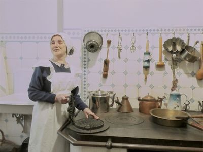「アール・ヌーヴォー博物館」のキッチン。当時のメイドの姿でキッチン用具の使い方を説明してくれる。
