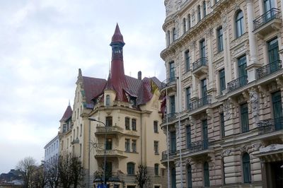 アール・ヌーヴォー建築が建ち並ぶ地域の角地にある「アール・ヌーヴォー博物館」外観。