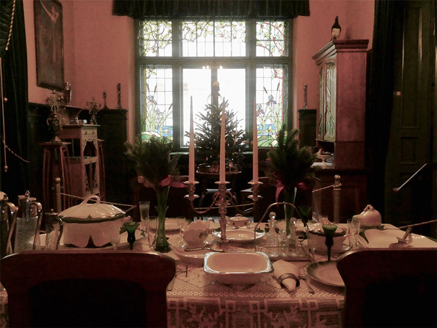 「アール・ヌーヴォー博物館」ダイニングルーム。窓のステンドグラスが美しい。