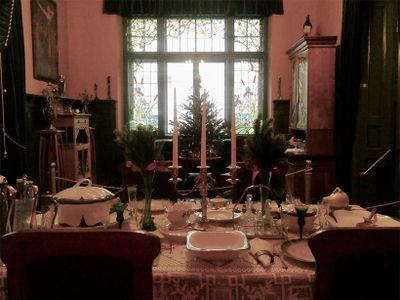 「アール・ヌーヴォー博物館」ダイニングルーム。窓のステンドグラスが美しい。