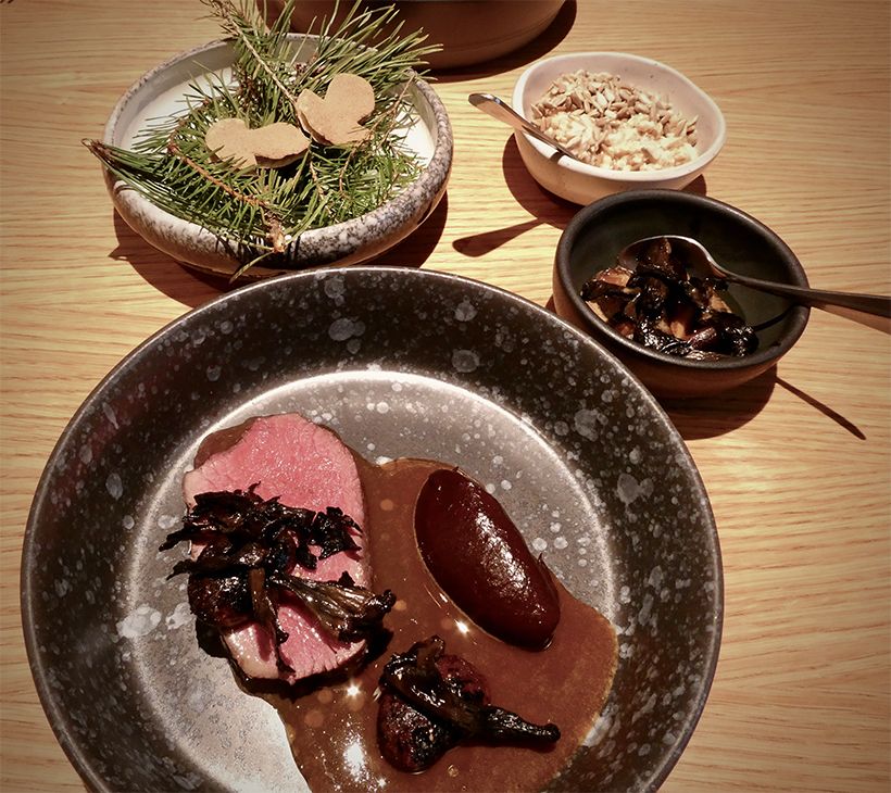 「野生鹿のチョップ、プラムのピュレ、黒ラッパ茸」。