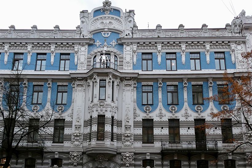 リーガのアール・ヌーヴォー建築の中心的存在である建築家のミハイル・エイゼンシュテインの代表作。中央の上部には、繁栄を象徴するピーコック(孔雀)のレリーフが。バルコニーに設置されたステンレスの彫像は、現在のオーナーが設置したもの。