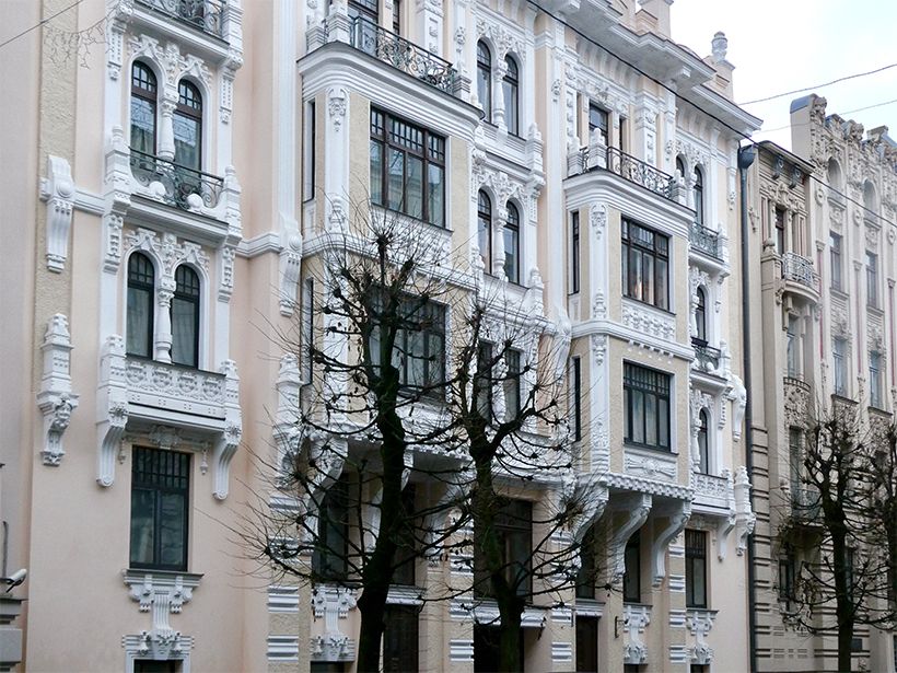 エレベーターがなかった当時は最もよい階とされた2階と3階にオーナーが住み、1階は商業施設、4階以上は賃貸住宅として貸し出されることが多かったという。