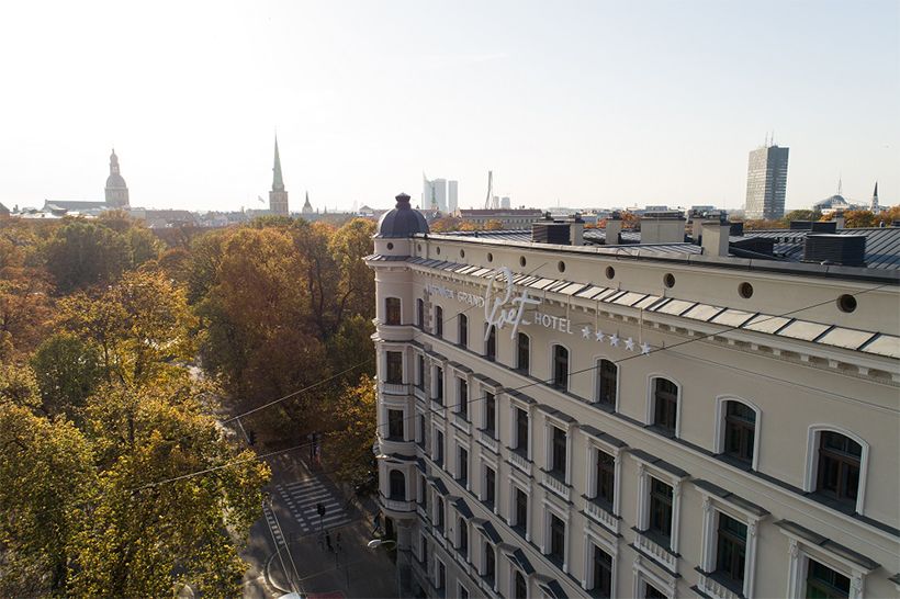 ラトビア初の五つ星デザインホテル。運河が流れる公園が目の前に。