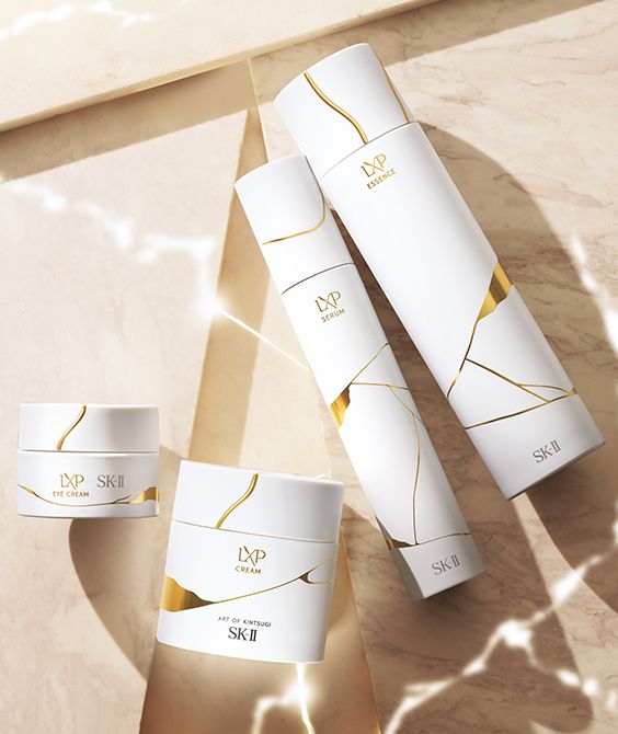 右から・「SK-II LXP 金継ぎ エッセンス」15ml 5万5000円　「SK-II LXP 金継ぎ セラム」50ml 7万1500円　「SK-II LXP 金継ぎ クリーム」50g 6万8200円　「SK-II LXP 金継ぎ アイクリーム」15g 5万1700円（全国の百貨店カウンターのみ取り扱い）／SK-II