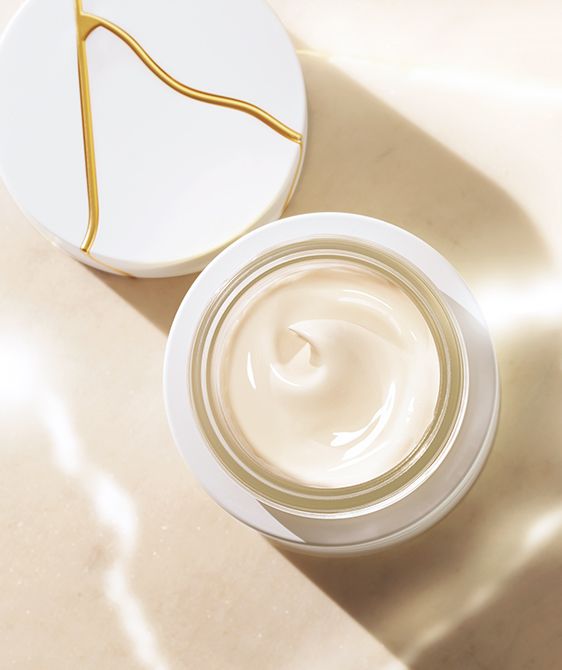 「LXP 金継ぎ」シリーズの中でも、人気を集める「SK-II LXP 金継ぎ クリーム」。全成分中で最も多く配合された超濃縮ピテラTMが、全方位に異次元の美しさへ。体温で素早く成分を溶かすクイックリリー ス型と、厚めの二重膜で肌の上に成分をリリースし続ける長持ち型。異なる二つのマイクロドロップが、かつてない心地よいテクスチャーを実現しています。