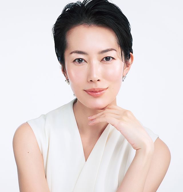 ワンピース9万2400円 ／アキコ オガワ　ピアス9900円／アビステ