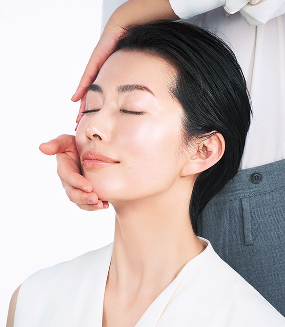 このシリーズのために、美容家の高橋ミカさんが考案した独自のメソッドで、ハンドか顔を選べる約20分のコース。上品な香りに包まれながら、「LXP 金継ぎ」シリーズの世界観を味わい、肌を上向きにする体験です。使ってすぐの艶、ハリ……。ぜひ店頭でお試しください。