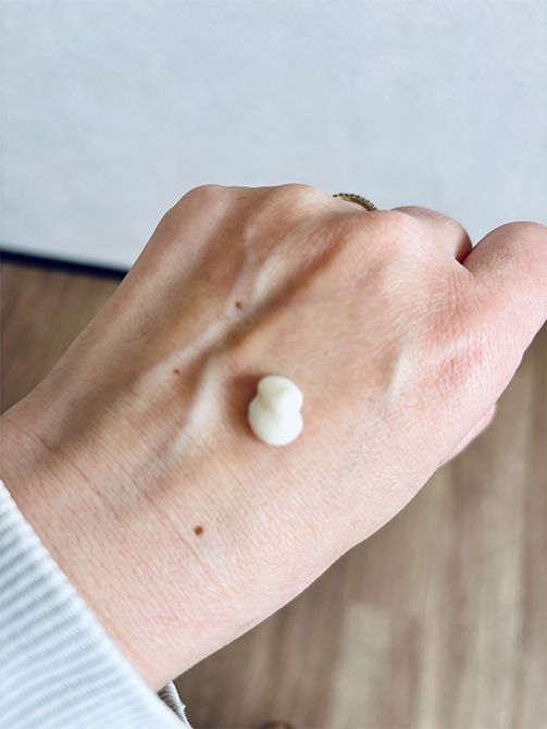 規定量の2プッシュを出したところ。「のびがよくベタつかず、それでいて肌に贅沢なうるおいを与えてくれます」（keikoさん。写真も本人提供）