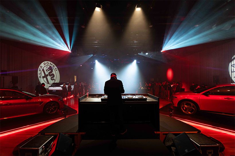 シグネチャーカラーの赤い照明と、FPM氏のDJが会場を盛り上げた