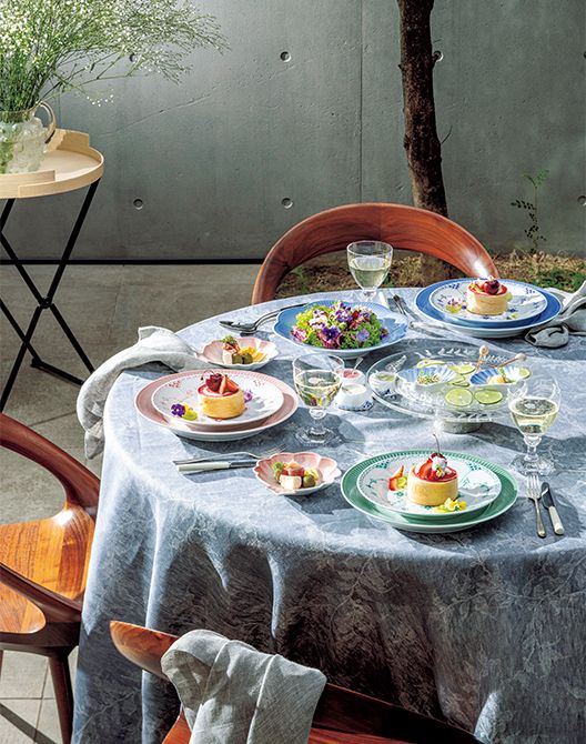 爽やかな初夏のブランチタイムはガーデンで過ごすのも一興。新作「アイリス」のプレートを敷き皿にして、同系色の花柄模様を重ねると、白地とのコントラストで料理がひときわ華やぐ。