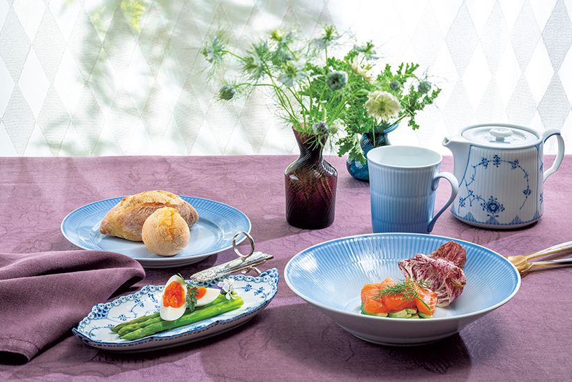 日が高くなってからいただく至福の朝食。新作の「アイリス」は〝ブルー フルーテッド〞ラインとも相性がよくコーディネートが楽しい。