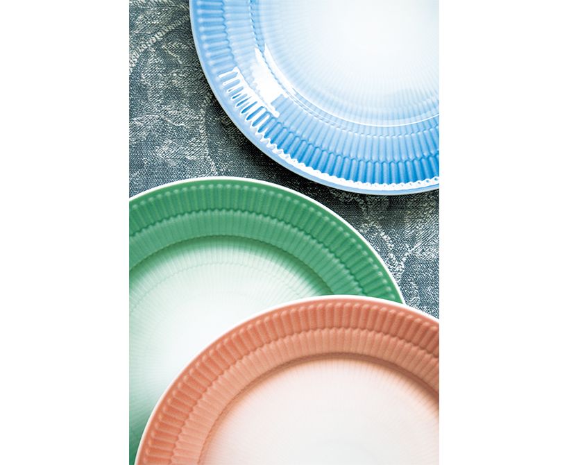 一枚一枚丁寧にハンドスプレーされたグラデーションカラーが、リムの細かな縦溝模様を表情豊かに浮かび上がらせる。