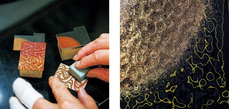 右・「重厚なライターを持つ方が好みそうなものをと考え、大胆なデザインにしました」と藪内さん。立体的に見える月は触るとフラット。背景には「蒟醤」らしい有機的な模様が浮かぶ。左・砥石を用いて、川の模様を研ぎ出す。