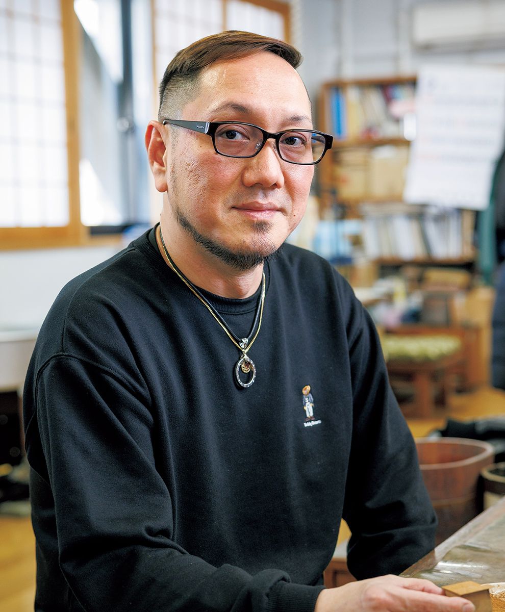 山下亨人「 夏ノ花」　香川県出身。　香川県漆芸研究所研究員課程修了。木工家の宮本修山氏と父、山下義人氏に師事。