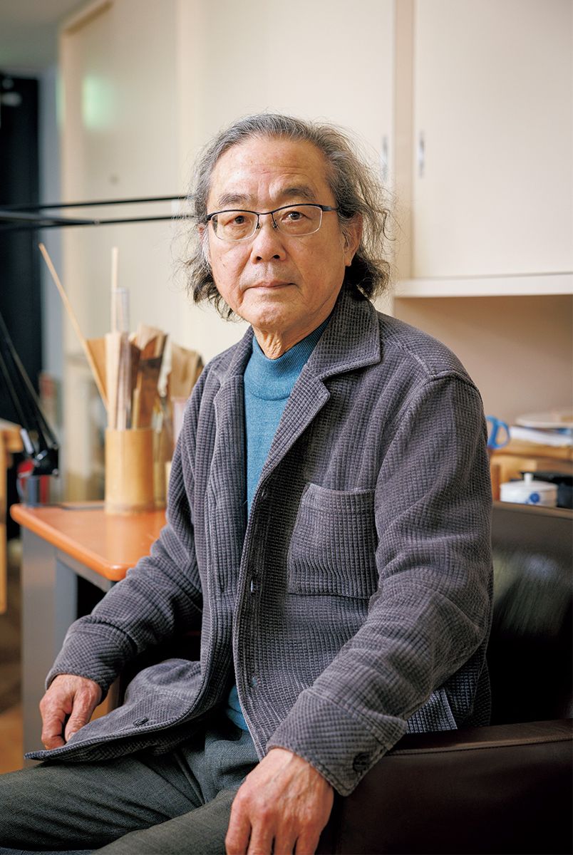 香川県出身。人間国宝の磯井正美氏に蒟醤を、田口善国氏に蒔絵を学ぶ。2013年重要無形文化財「蒟醤」保持者（人間国宝）に認定。21年旭日小綬章受章。「デュポンさんのライターは蓋を開閉するときの音も素晴らしいですね」と感動していた。