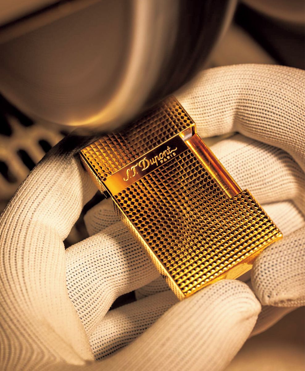 最後の研磨は職人が手作業で行う。