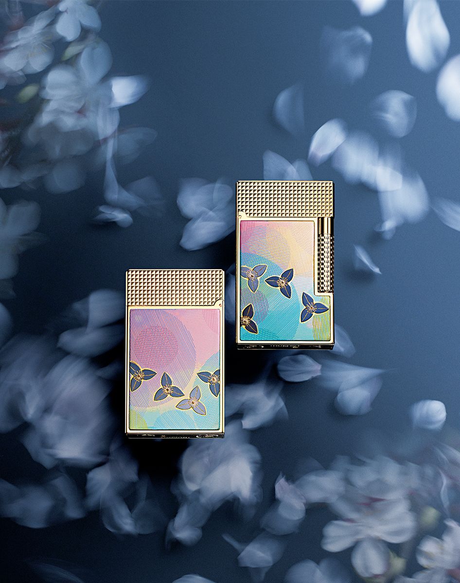 「はるひかげ」（縦66×横39×奥行き14ミリ、約175ｇ）162万2000円／エス・テー・デュポン（エス・テー・デュポン 銀座フラッグシップ）  右：表　左：裏