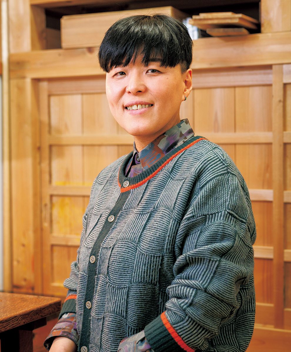 藪内江美 「 瓏」　奈良県出身。香川県漆芸研究所研究生課程・研究員課程修了。身近な自然を題材にした作品が多い。