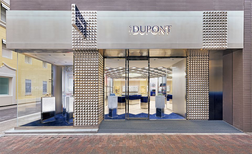 ライターを想起させる銀座店の外観。