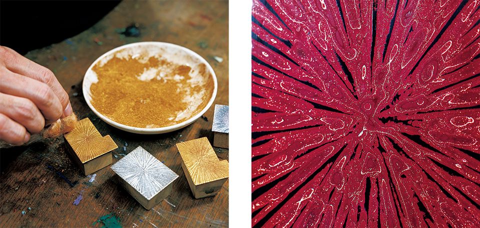 右・四季の分担を作家間で相談した際、真っ先に夏に立候補。「自分が好きな、海上に上がる花火をイメージしました」。放射状の模様を得意とする作者の個性が存分に発揮されている。左・漆の上に真綿で粉を蒔く「蒔絵」の作業。